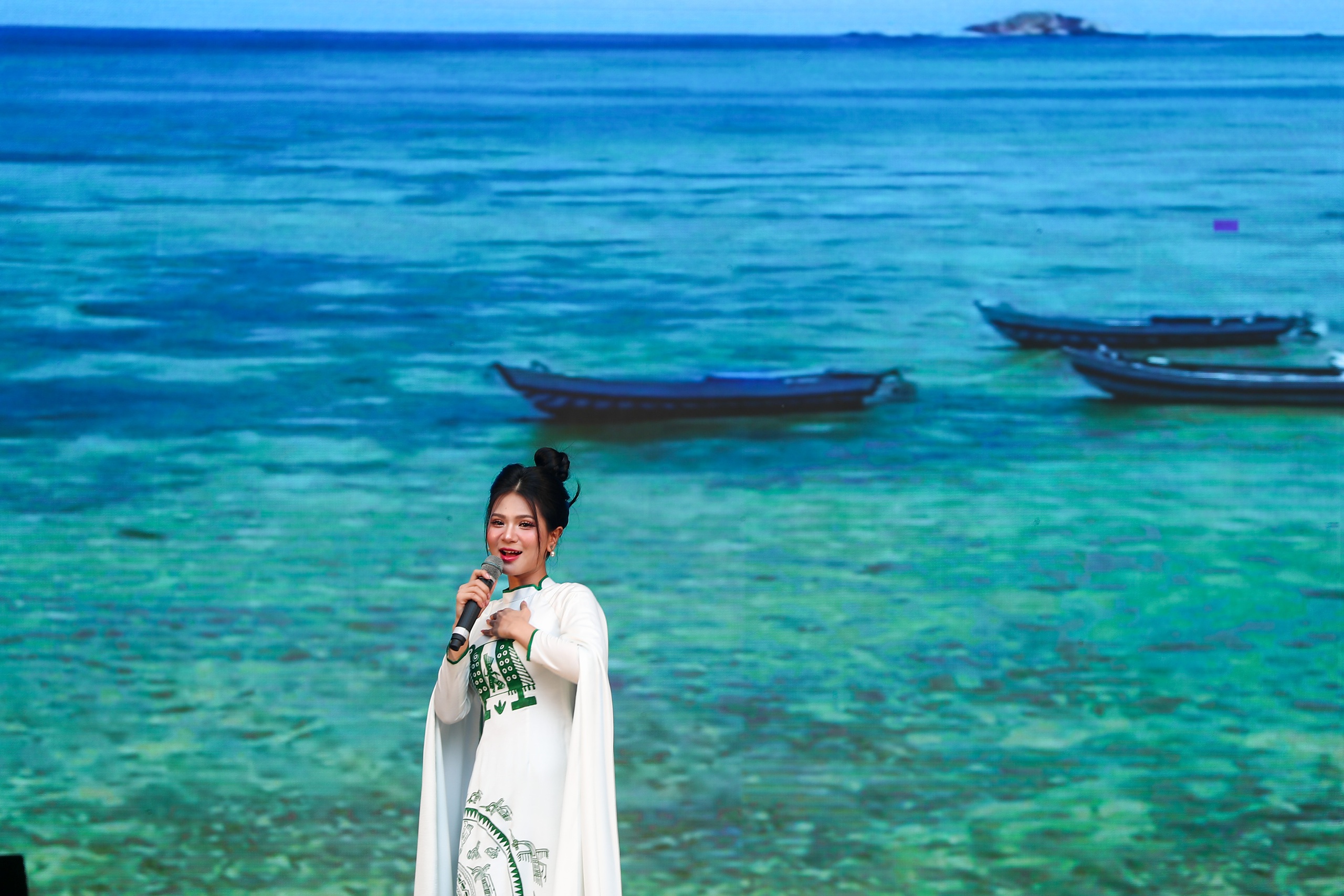 Chùm ảnh: Chương trình nghệ thuật “Biển, Đảo quê hương” hưởng ứng Ngày Môi trường thế giới - Ảnh 11.